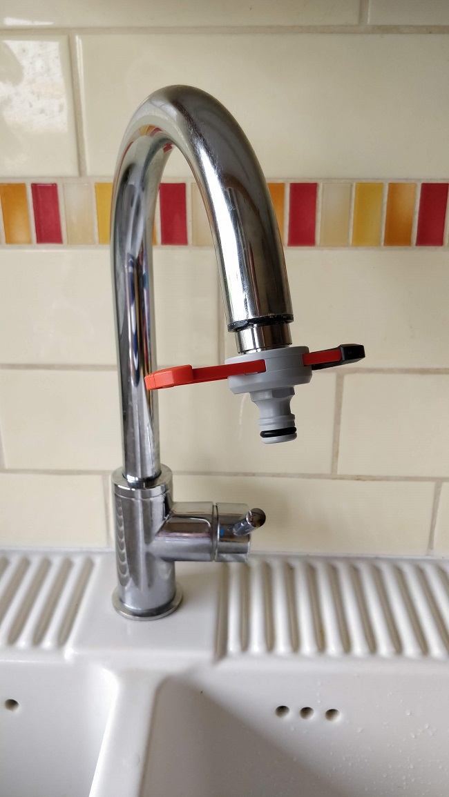 Comment brancher un tuyau d'arrosage sur un robinet de cuisine ou